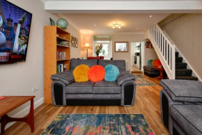 Free Parking - Heart of the City - Superb Townhouse & Garden - Peaceful Area but only 5min Walk to Beach, Shops, Bars, Arena, Marina, Parks